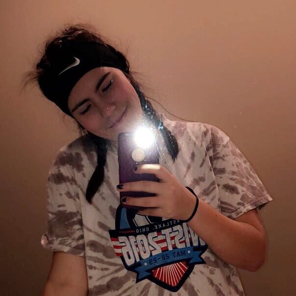 girl wearing nike headband